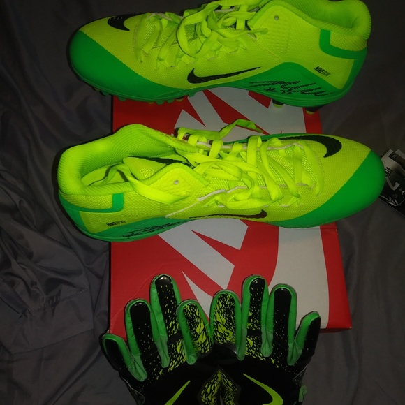 NFL Combine Cleats Autographed and Gloves main image 4